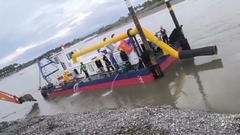 Детровочный сосудистый греб проводит испытательные работы в реке в Индонезии